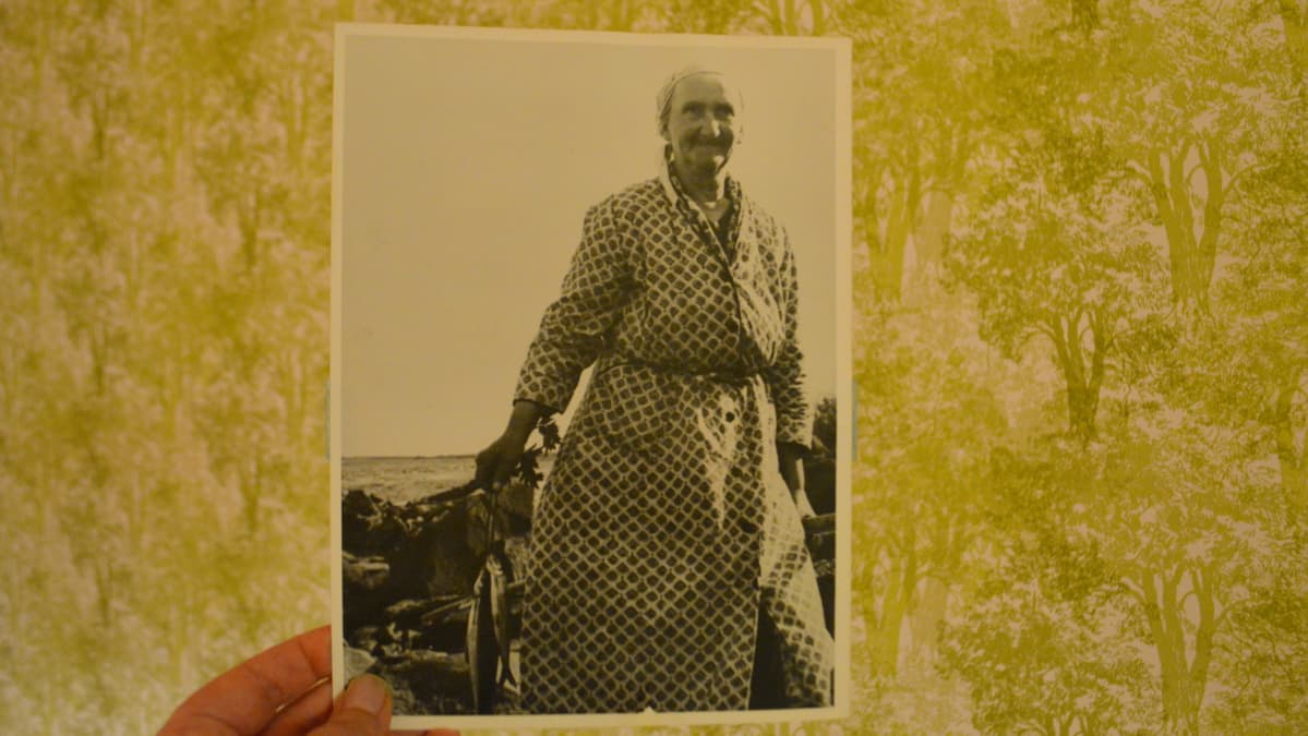 Ida Juuso lipposi 50-luvulla. Kuva otettiin Haaparanta lehden jttua varten.