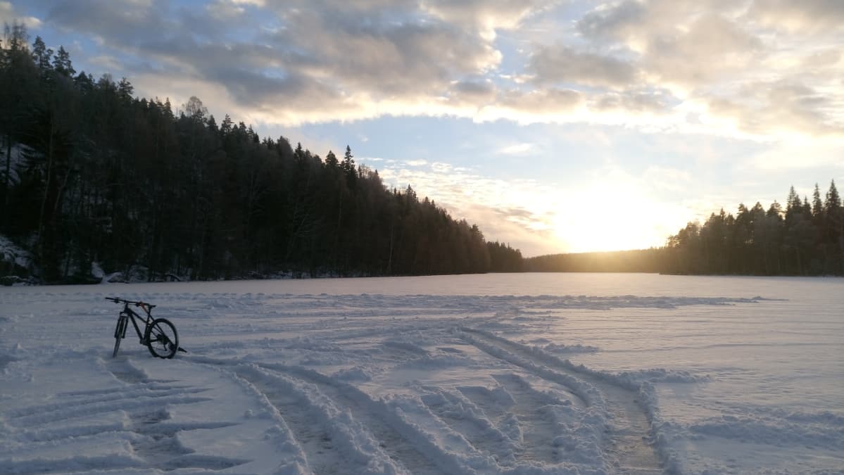 Pasi Widgren tekee lumipiirroksia Lahden Lapakiston luonnonsuojelualueella.