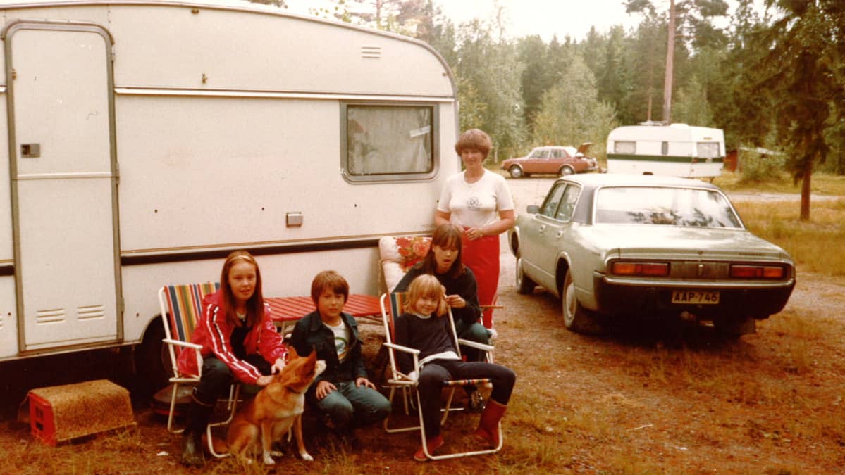 Korsijärvet kesällä 1980 ensimmäisen asuntovaununsa edustalla. Vasemmalla tytär Sari, keskellä toinen tytär Pia ja oikealla äiti Seija.