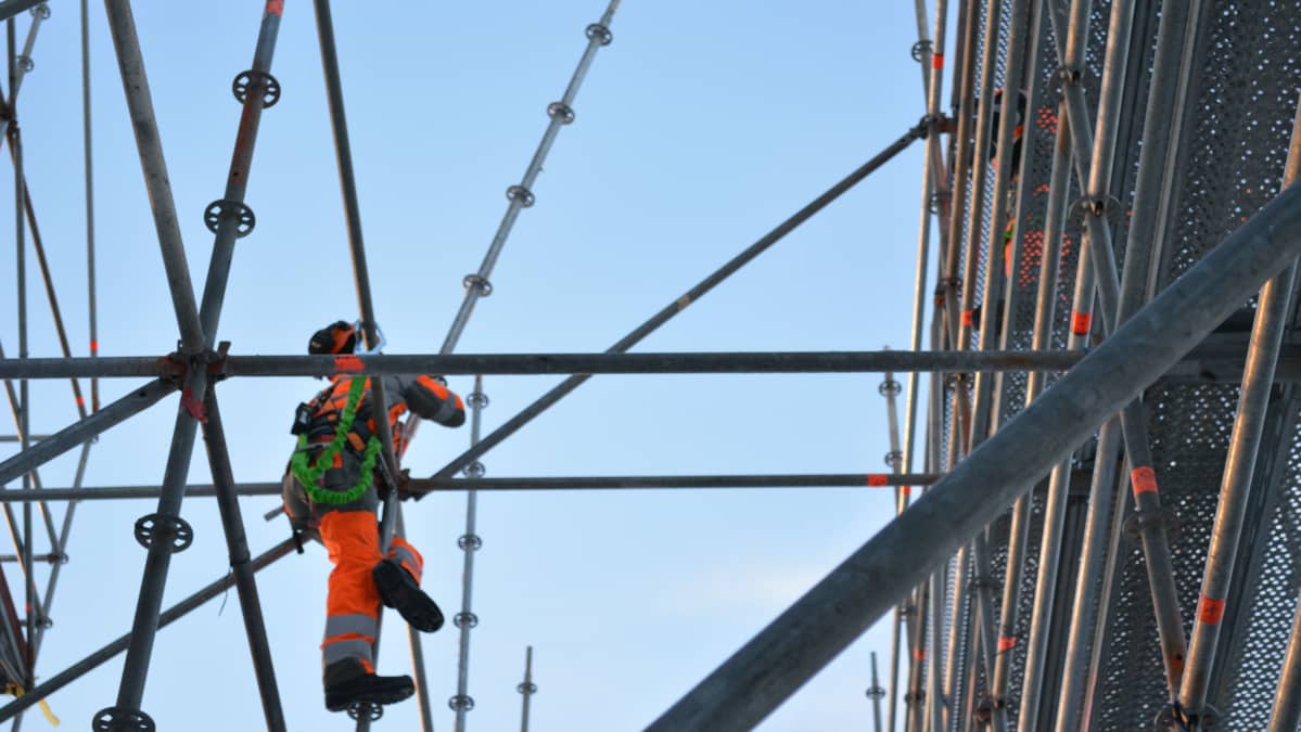 Sääsuojaa rakennetaan Tuupalan puukoulun rakennustyömaalla