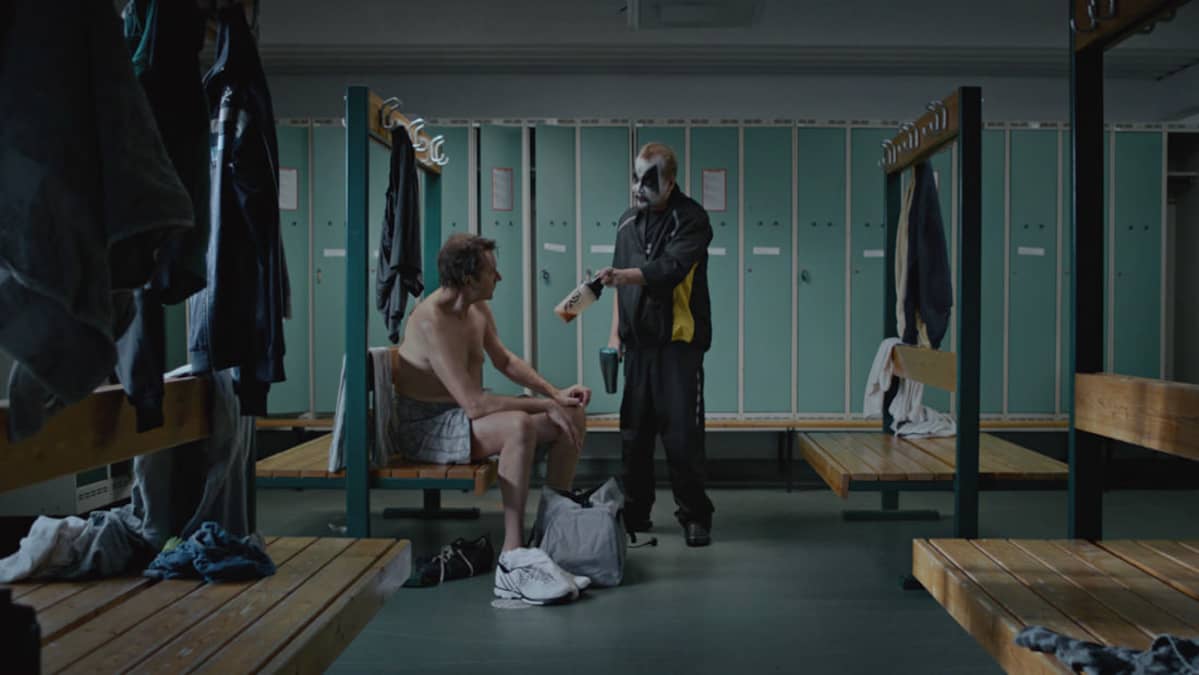 Saatanan kanit -elokuvassa huumori syntyy arjen kohtaamisista.