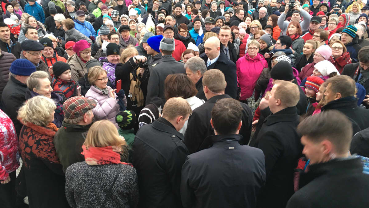 Presidenttipari ihmisten ympäröimänä Mäntän torilla.