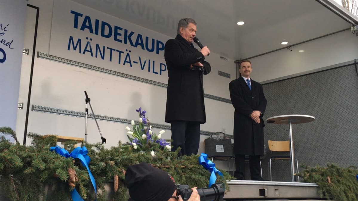 Presidentti puhuu toriyleisölle.