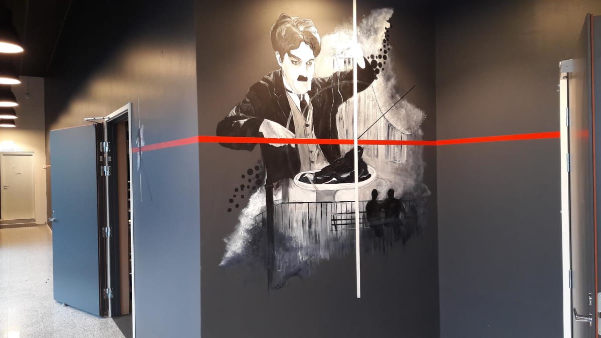 Taiteillija Johanna Karvosen seinämaalaus Kino Piispanristin seinällä.