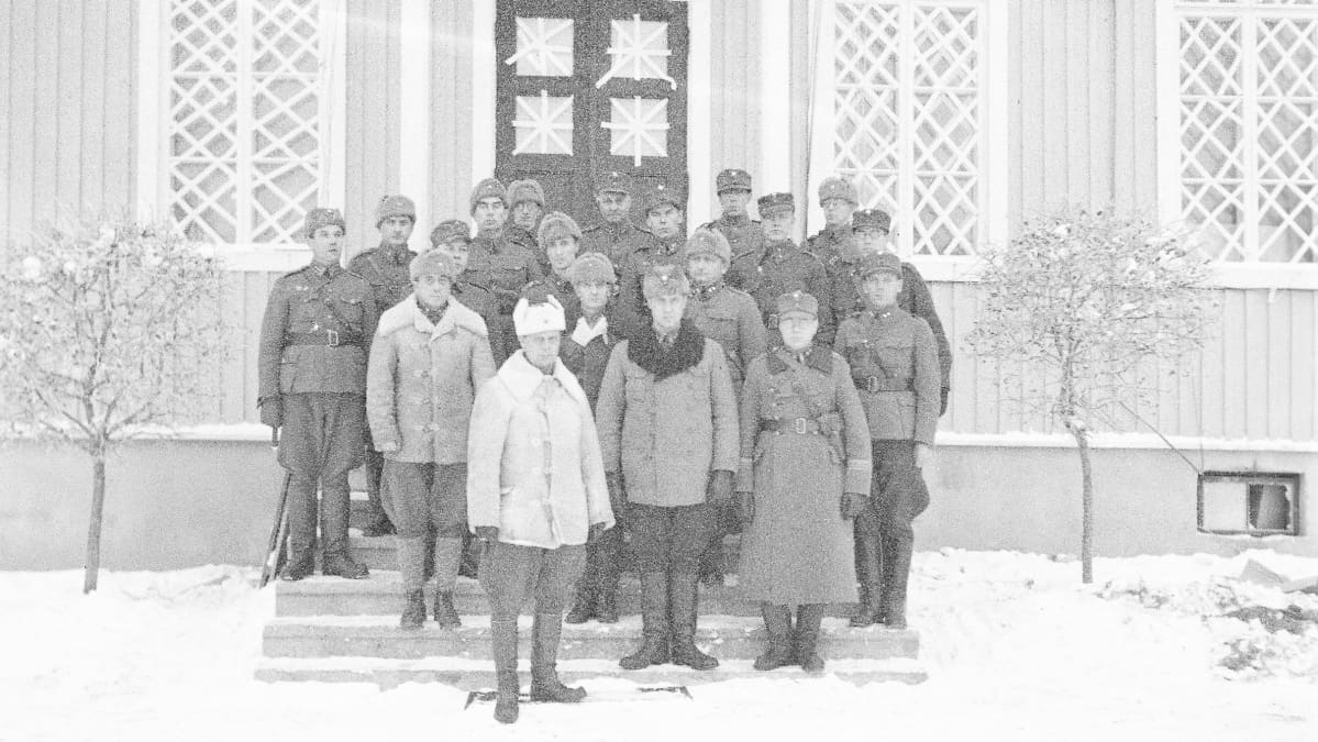 Kenraalimajuri Tuompon esikunta Impilinnan portailla joulukuussa 1939.