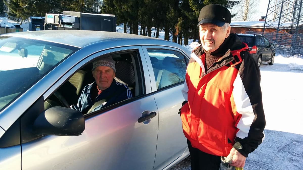 Mikko Talkkari (autossa) ja Kauno Rintanen ylihärmäläisen kaupan pihalla.