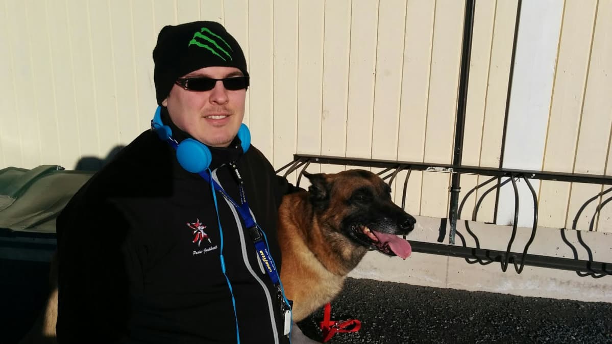 Ylihärmäläinen Sami-Petteri Timonen koirineen ylihärmäläisen kaupan pihalla.