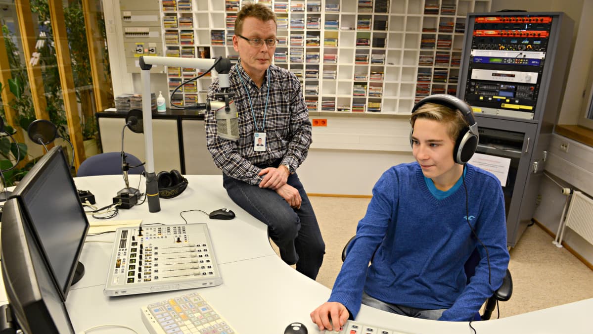 Tomppa ja tekniikkavastaava Eero Niku-Paavo Yle Rovaniemen radiostudiossa