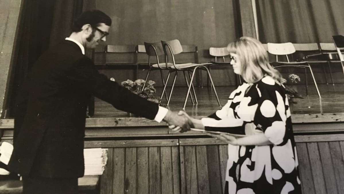 Opettaja Tuomo Seppo kättelee Marja-Stiina Suihkoa keväällä 1973.