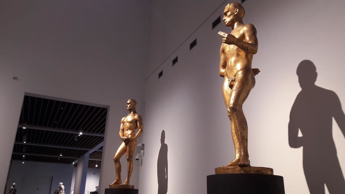 Eduskuntatalon istuntosalin alkuperäisen veistossarjan kaksi patsasta Wäinö Aaltosen museossa Turussa