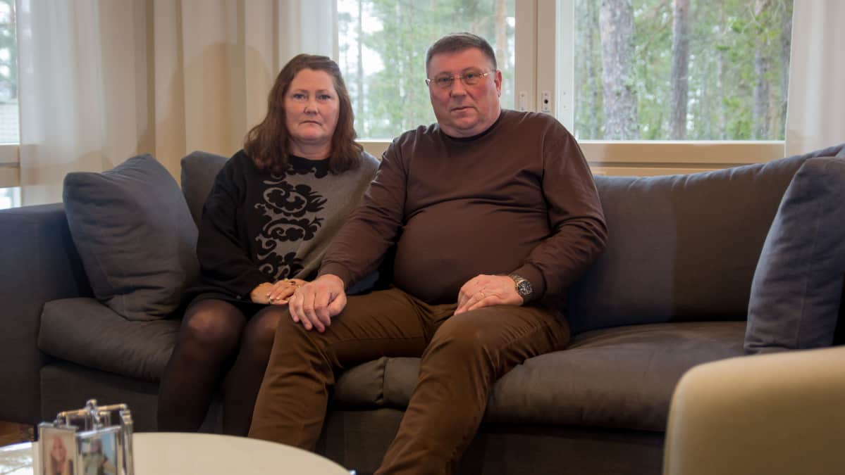 Päivi ja Seppo Nikkilä istuvat sohvalla
