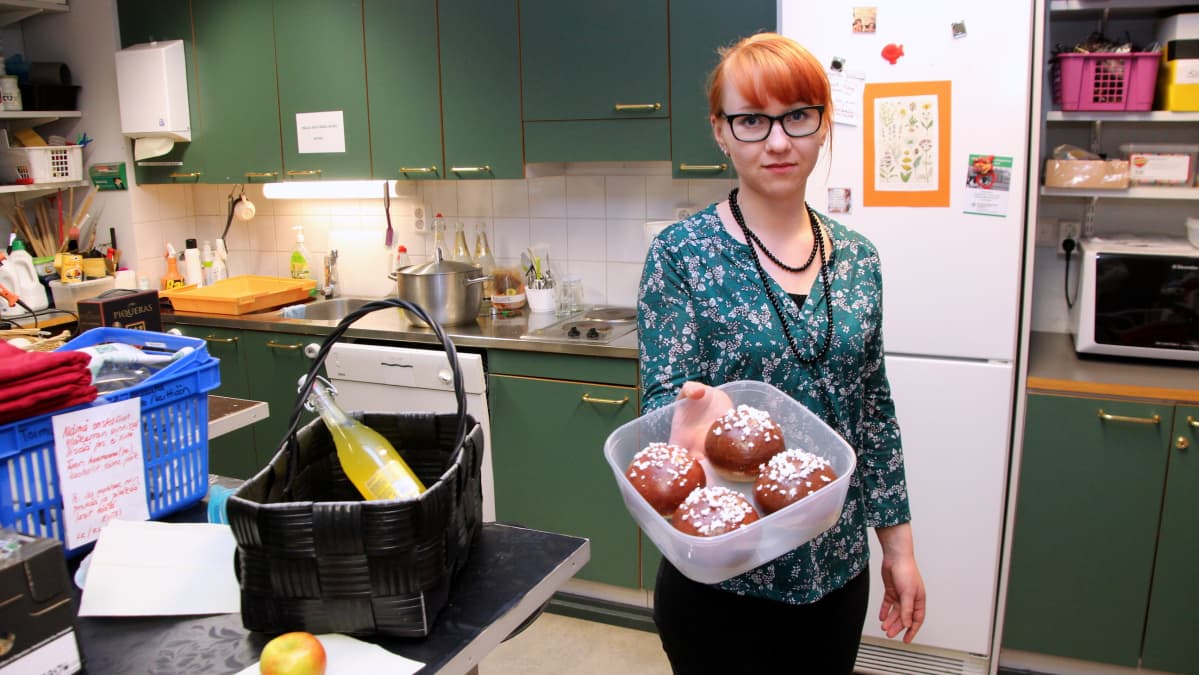 Teatterin tarpeistonvalmistaja Riitta Hyvärinen.