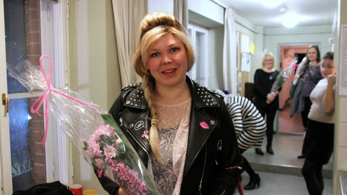 Kaupunginteatteri Anneli Mahlamäki Paha äitipuoli -esityksen jälkeen.