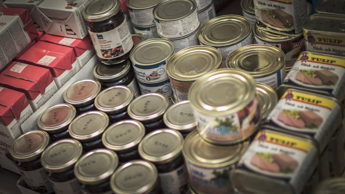 Säilykkeitä ruoka-apua tarvitseville Pietarsaaren suomalaisessa seurakunnassa.