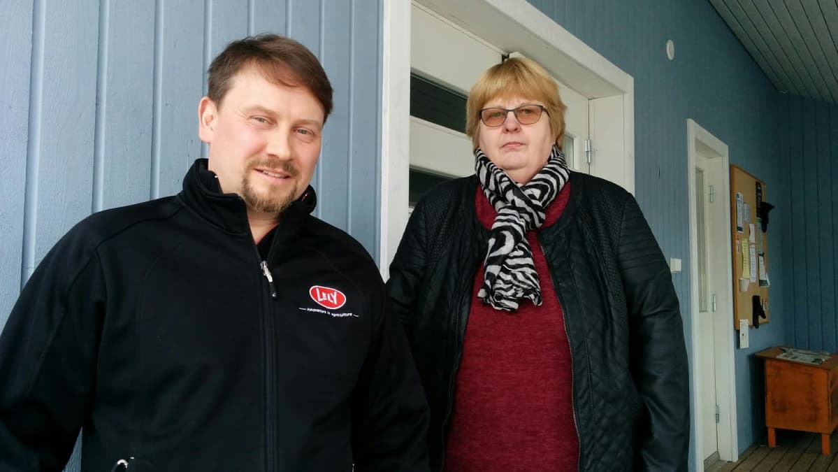 Jaakko Lammi luotsaa ja Pirkko Ekoluoma on sihteeri Untamalan kyläyhdistyksessä.