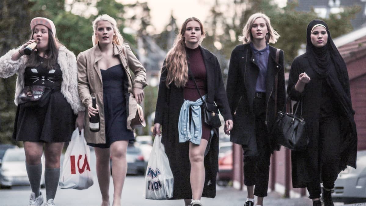Vasemmalta Chris (Ina Svenningdal), Vilde (Ulrikke Falch), Eva (Lisa Teige), Noora (Josefine Frida Pettersen) & Sana (Iman Meskini).
