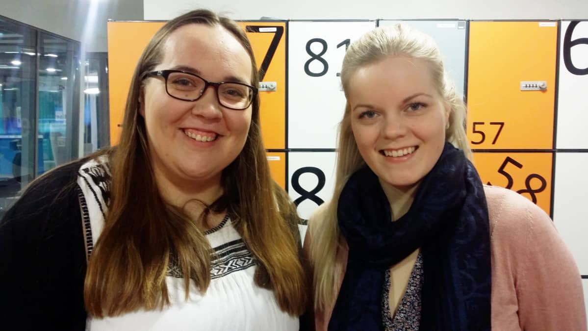 Nuoret valtuustoon päässeet Linda Lähdeniemi Punkalaitumelta ja Saana Vahvelainen Kangasalta