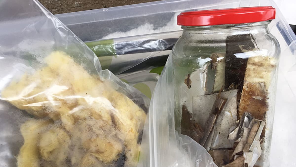 Homeisia rakennusmateriaaleja muovipussissa ja lasipurkissa