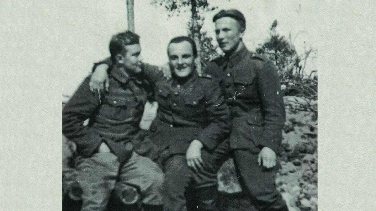 Arkistokuvassa kolme nuorta suomalaista sotilastasta jatkosodassa