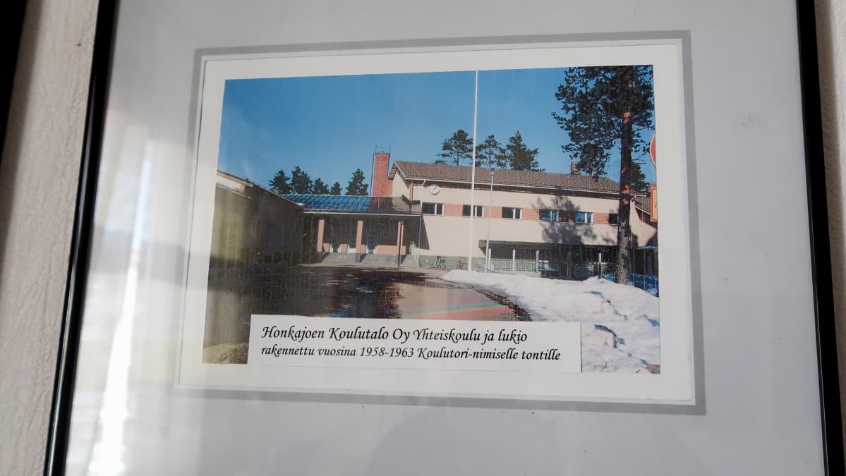 Honkajoen yhteiskoulu valokuvataulussa seinällä