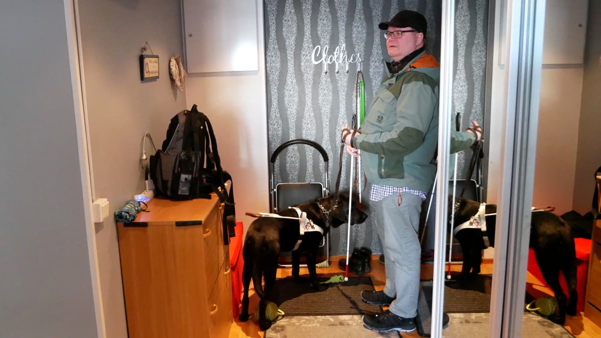 Jyrki Hänninen lähdössä ulos opaskoiran kanssa.