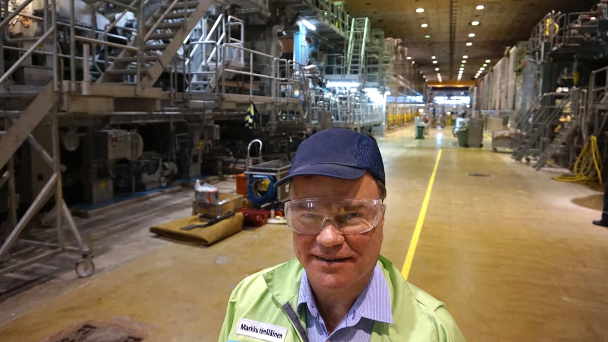 Markku Hämäläinen Kotkamillsin paperikonesalissa