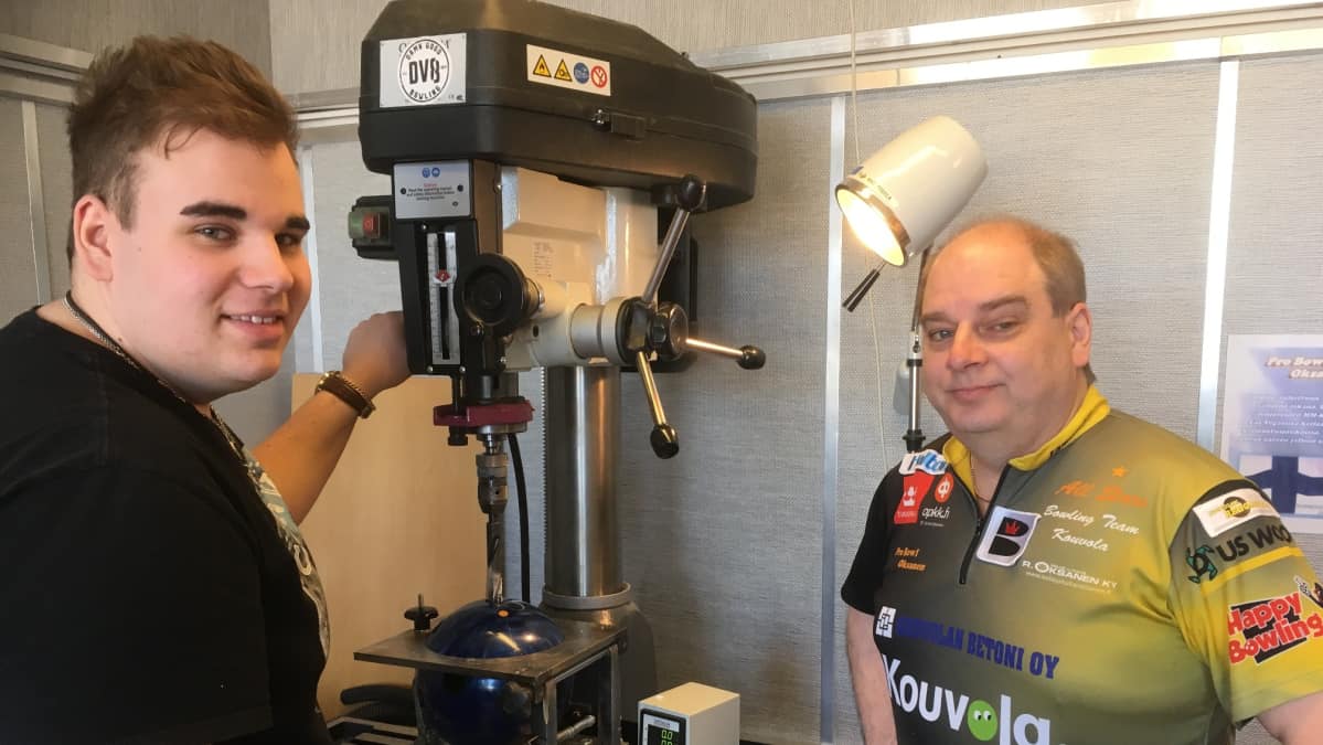 Kouvolalaiskeilaaja Niko Oksanen ja hänen isänsä Mika Oksanen.