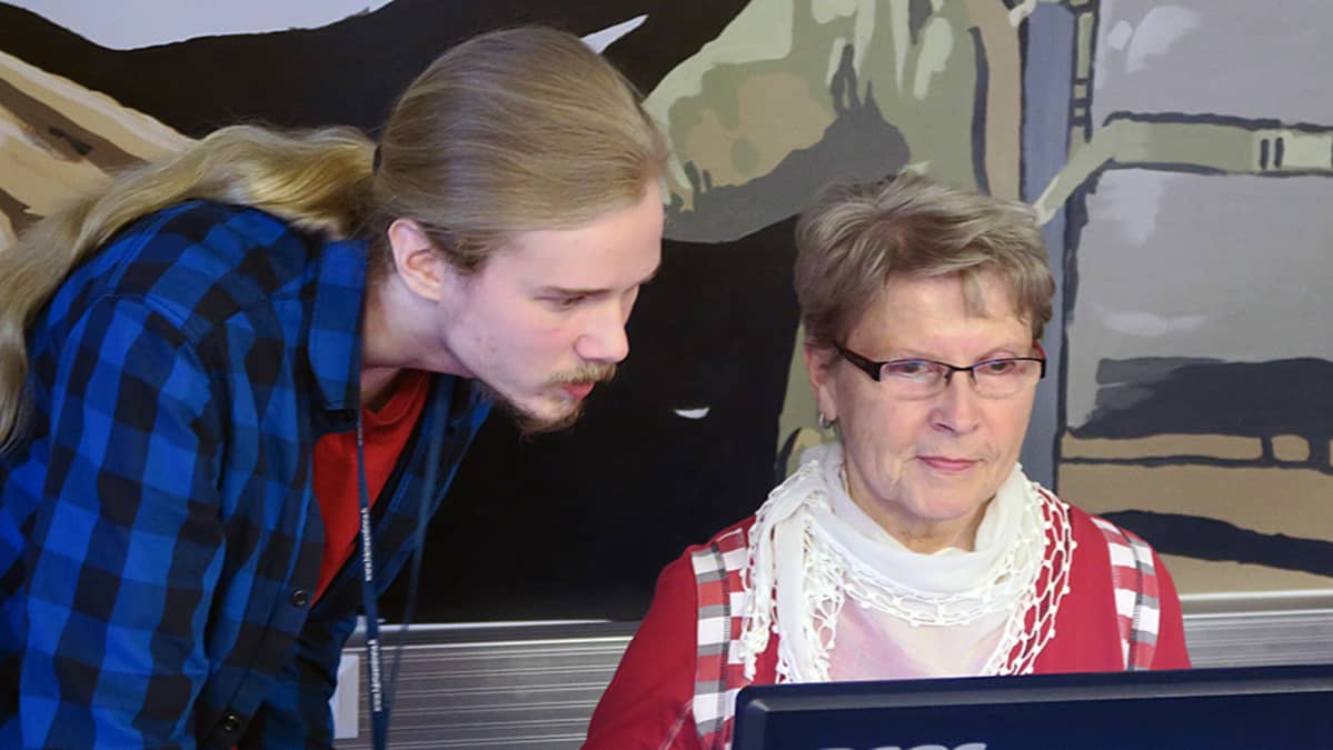 Roni Poussu ja Marja-Leena Nylander tietokoneen äärellä