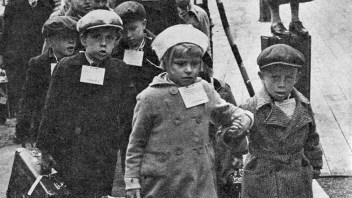 Arkistokuva, jossa sotalapset lähtevät jonossa Ruotsiin