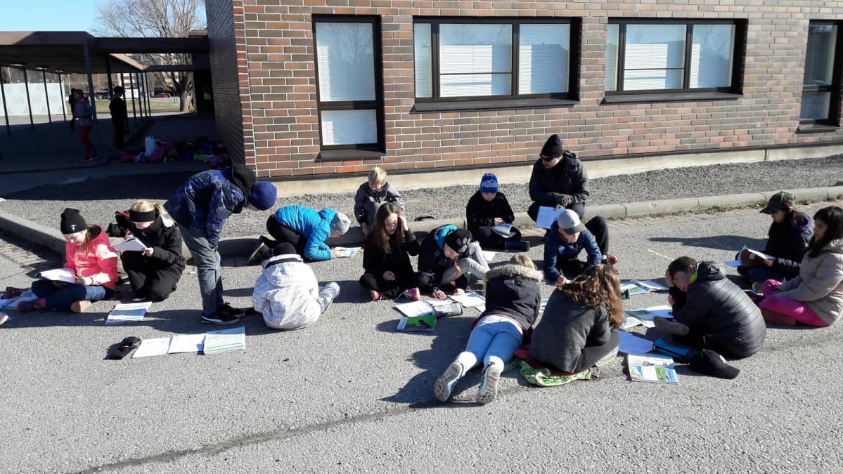 Oppilaita Kaarinan Hovirinnan koulun pihalla.