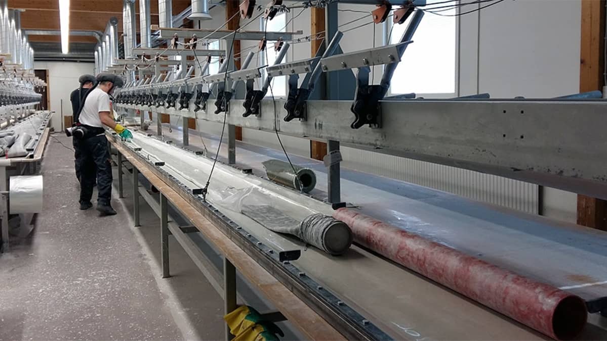 Lipputankojen valmistusta Plastisetin tehtaalla
