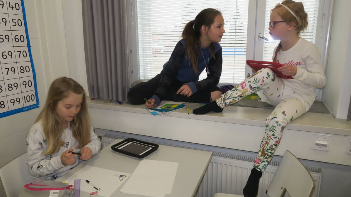 Viivi Helin, Rebecca Rendic ja Päivyt Niemi