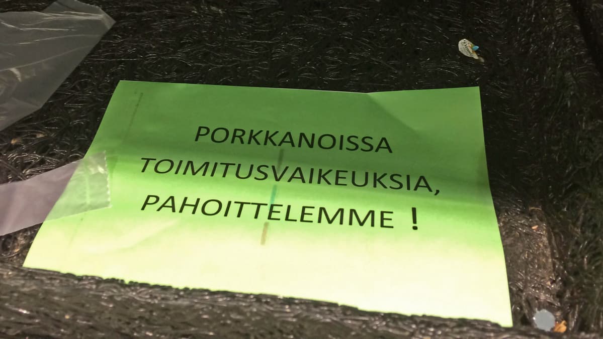 Porkkanoiden toimitusvaikeuksista kertova kyltti tyhjässä laarissa.