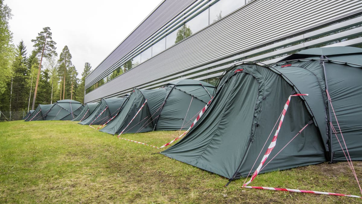 Telttoja Pelastusopiston pihamaalla