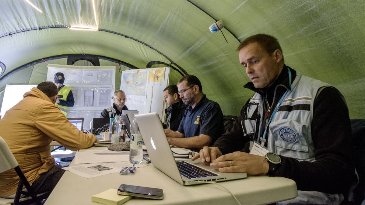 Pekka Tiainen teltassa tietokoneen ääressä