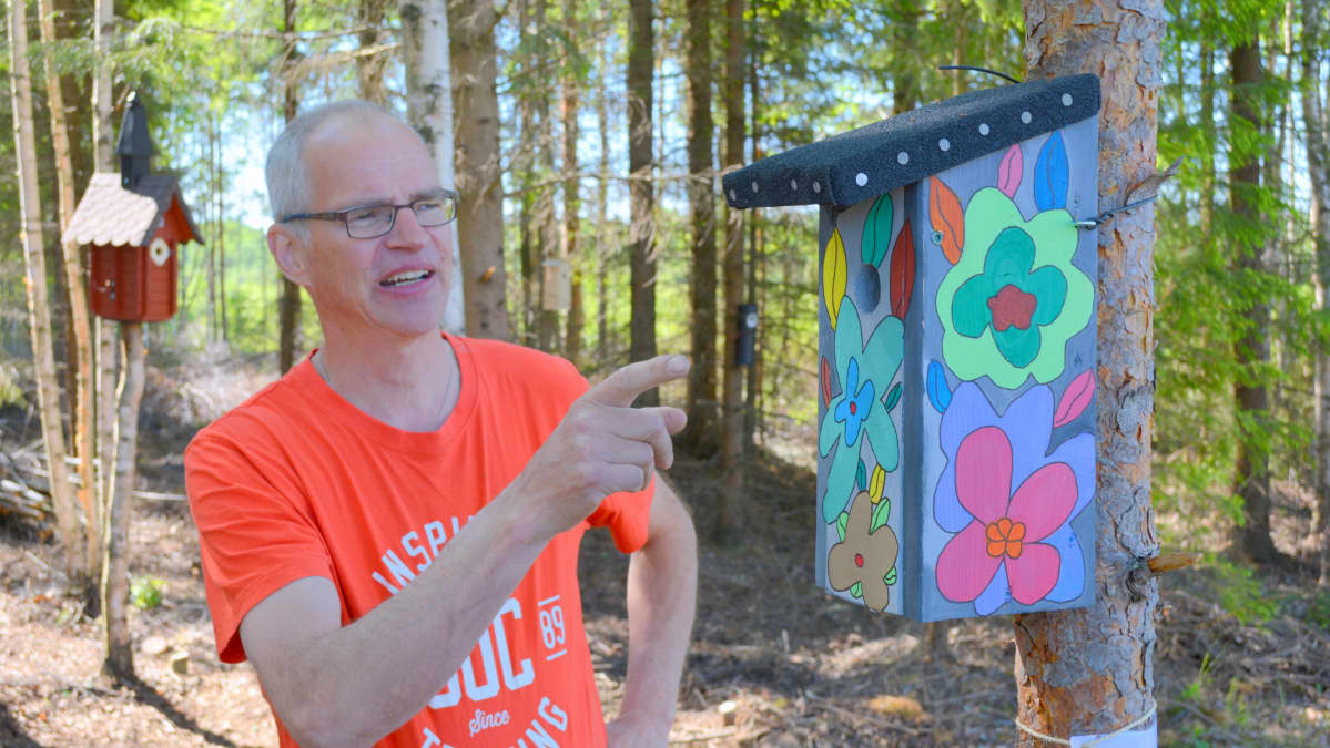 Jari Kekkonen ja värikäs linnunpönttö.
