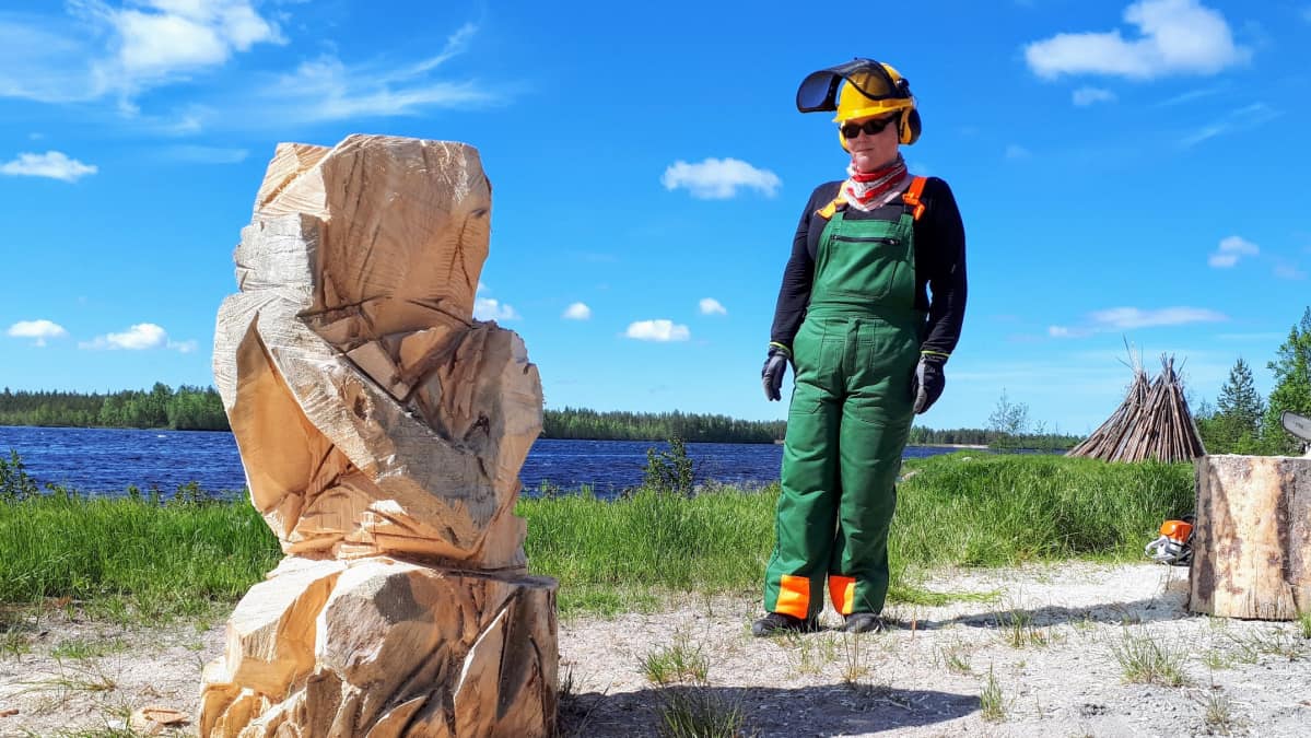 Jenni Sormunen tutkii veistostaan