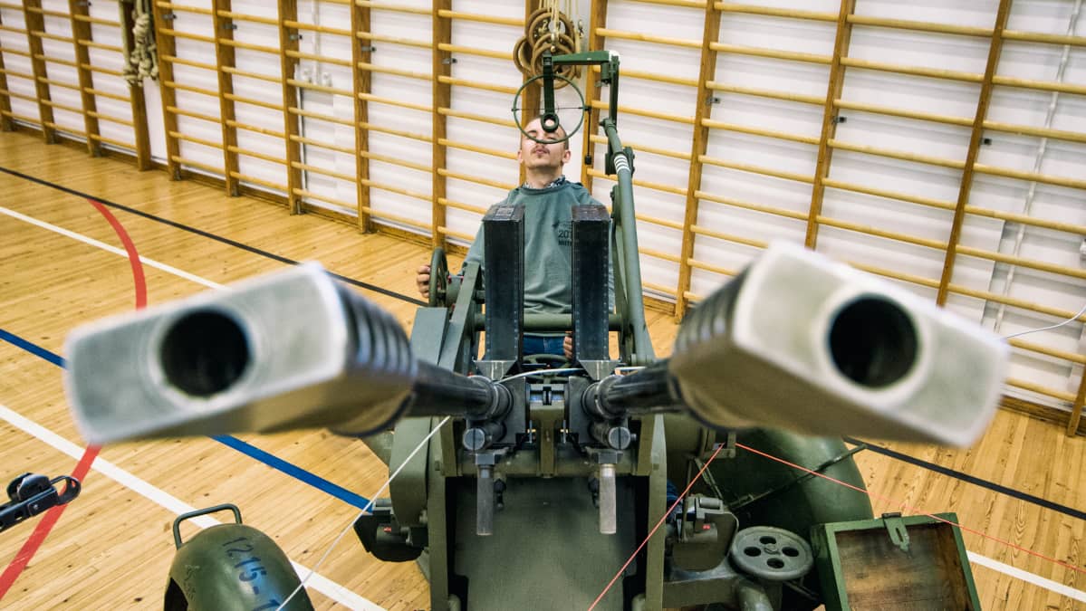Miitri Oikarinen ilmantorjuntatykin puikoissa.
