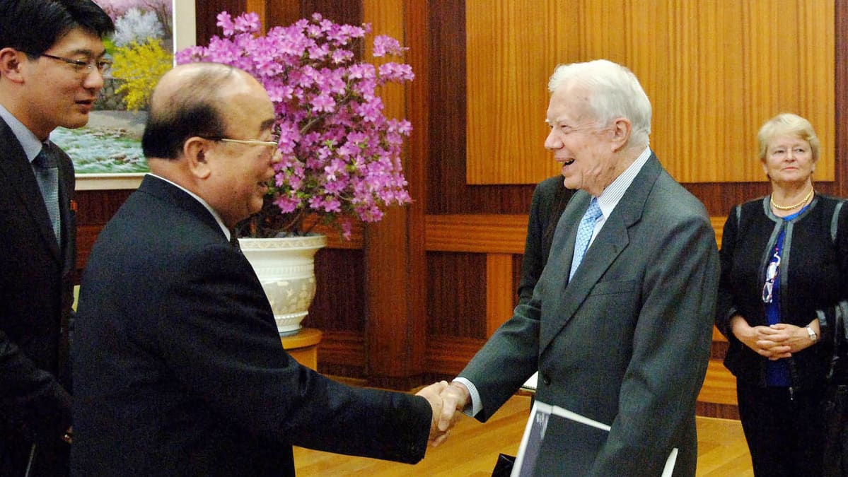 Yhdysvaltain entinen presidentti Jimmy Carter tervehtii Pohjois-Korean ulkoministeri Pak Ui-chunia Pjongjangissa Pohjois-Koreassa huhtikuussa 2011.