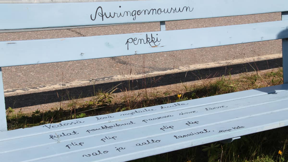 Runo penkissä Imatran Jäppilänniemen taidetiellä.