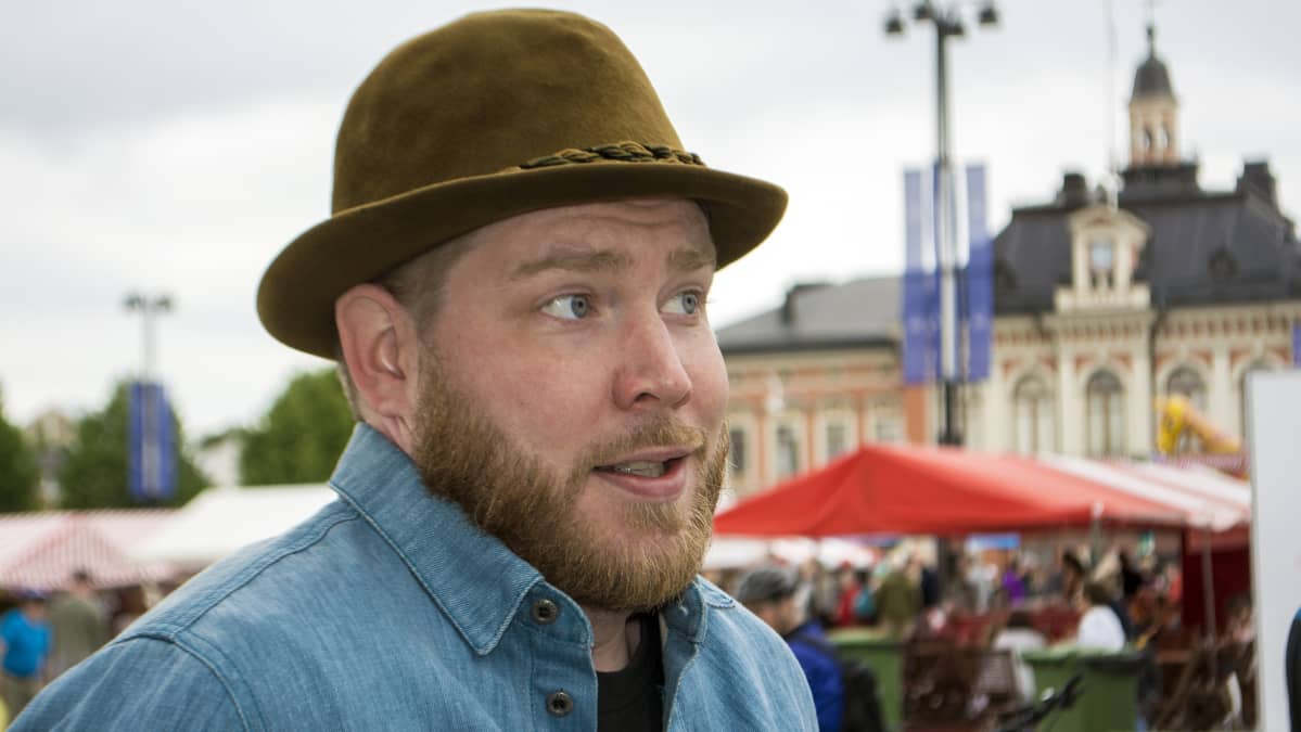mies on ihmeissään