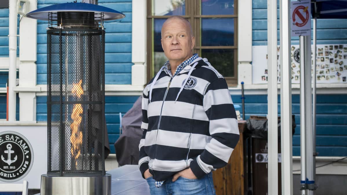 Yrittäjä Jari Koponen katselee sadetta tyhjältä terassilta