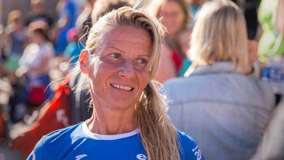 Heli Lehtinen Suomi 100 -juoksun maalissa Senaatintorilla.