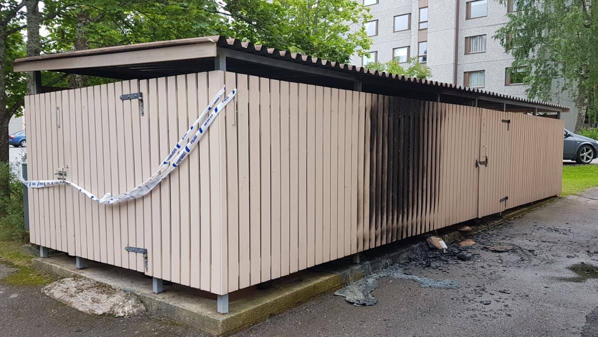 Palanut roskakatos Lappeenrannan Skinnarilassa.