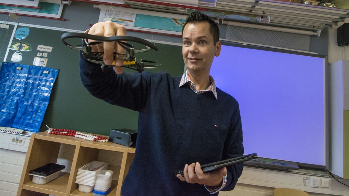 Opettaja esittelee dronea.