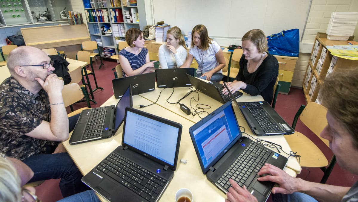 Opettajat opettelevat uusien järjestelmien käyttöä.