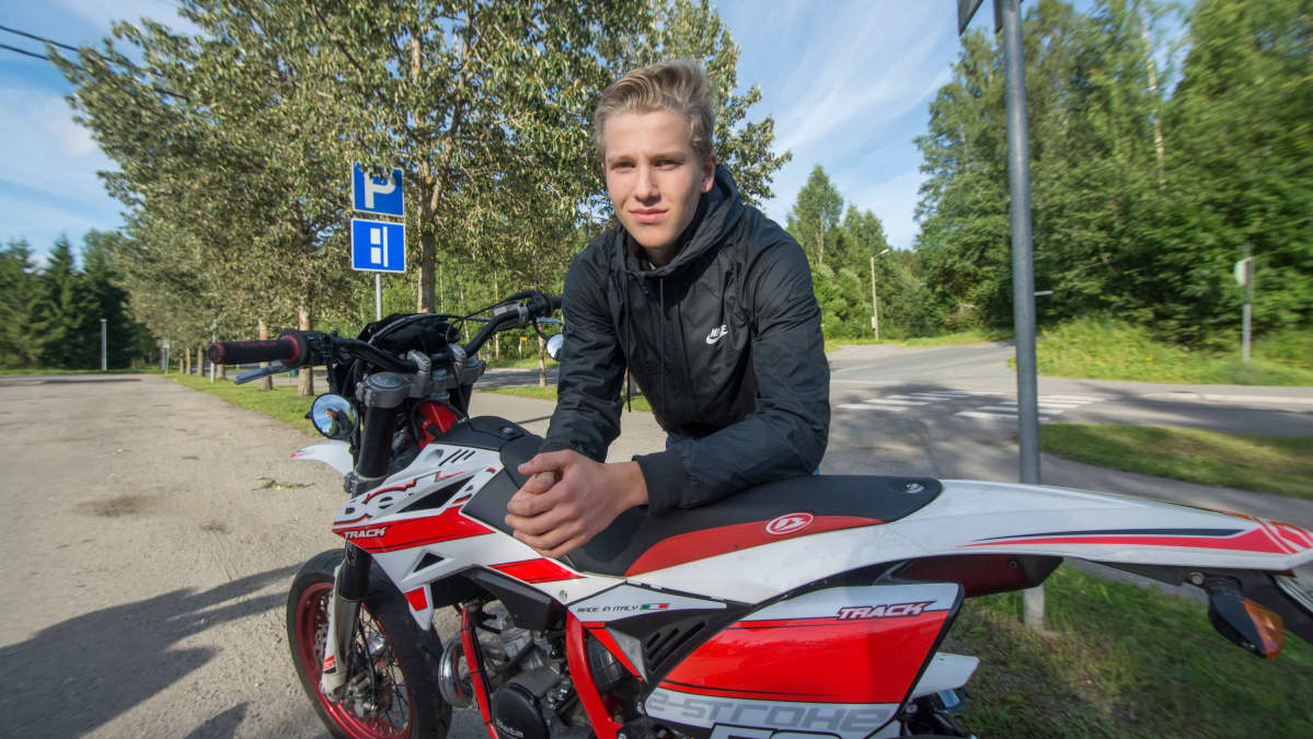 Leevi Karjalainen ja mopo