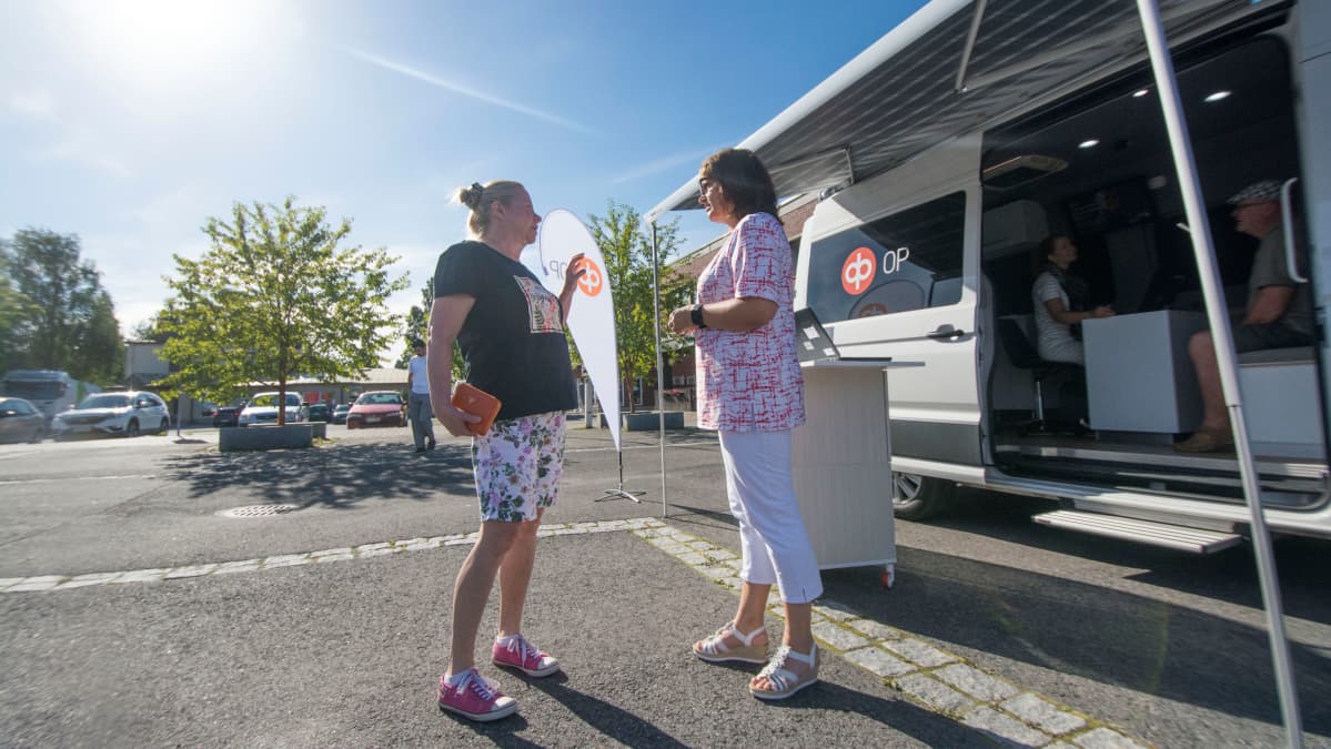 Asiakkaat kysyvät neuvoa virkailijalta.