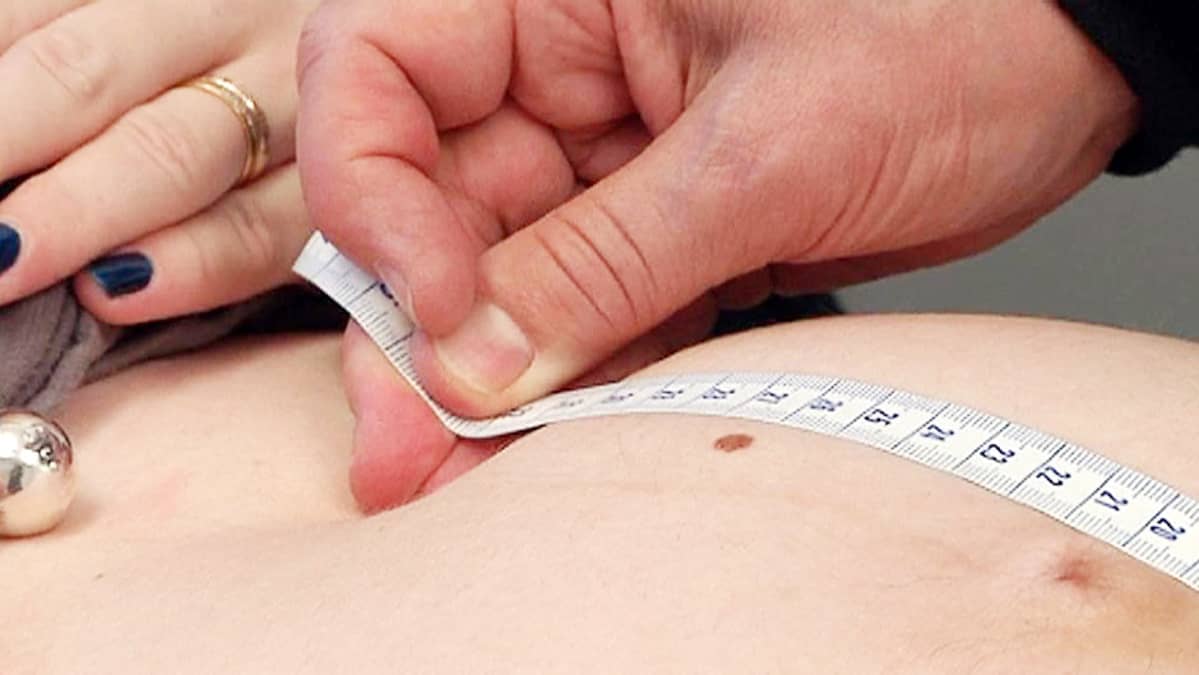 Raskaana olevan vatsa ja mittanauha