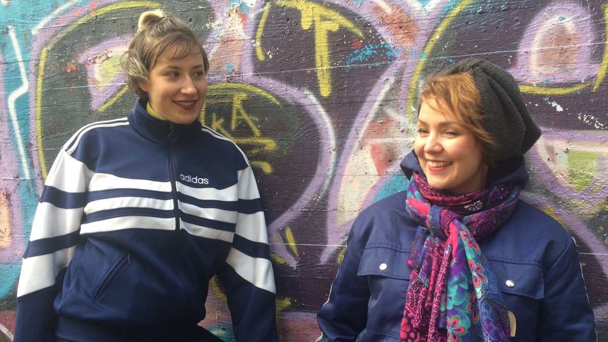 Uittovoima-näytelmän tekijät poseeraavat uittotunnelin graffitien edessä